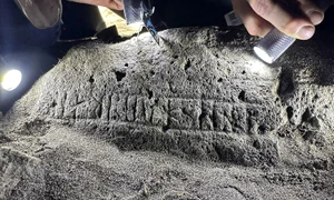 Piatra runică cu o inscripție misterioasă, descoperită în situl arheologic Á Sondum (© Helgi Michelsen / Tjóðsavnið - Faroe Islands National Museum)