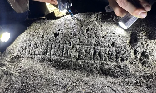 Piatra runică cu o inscripție misterioasă, descoperită în situl arheologic Á Sondum (© Helgi Michelsen / Tjóðsavnið - Faroe Islands National Museum)