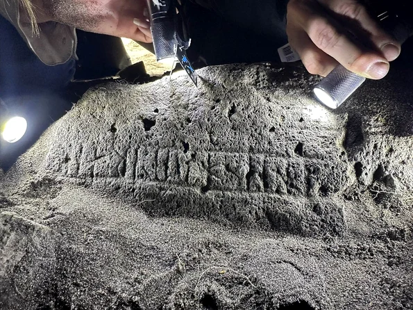 Piatra runică cu o inscripție misterioasă, descoperită în situl arheologic Á Sondum (© Helgi Michelsen / Tjóðsavnið - Faroe Islands National Museum)