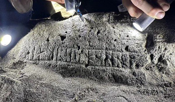 Piatra runică cu o inscripție misterioasă, descoperită în situl arheologic Á Sondum (© Helgi Michelsen / Tjóðsavnið - Faroe Islands National Museum)