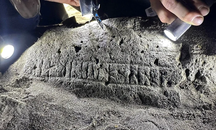 Piatra runică cu o inscripție misterioasă, descoperită în situl arheologic Á Sondum (© Helgi Michelsen / Tjóðsavnið - Faroe Islands National Museum)