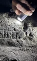 Piatra runică cu o inscripție misterioasă, descoperită în situl arheologic Á Sondum (© Helgi Michelsen / Tjóðsavnið - Faroe Islands National Museum)