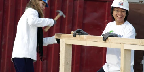 Ledri, alături de colega sa Ancy, ajută la construcţia casei în care va locui o familie nevoiaşă din Bihor