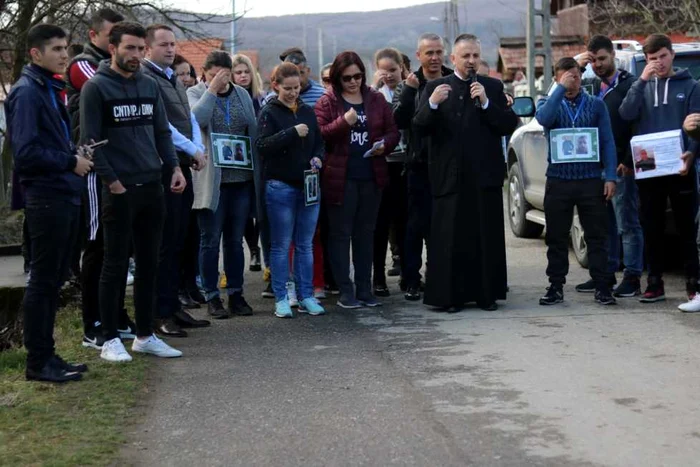 Participanţii au spus o rugăciune înainte de a porni în marş prin localitate