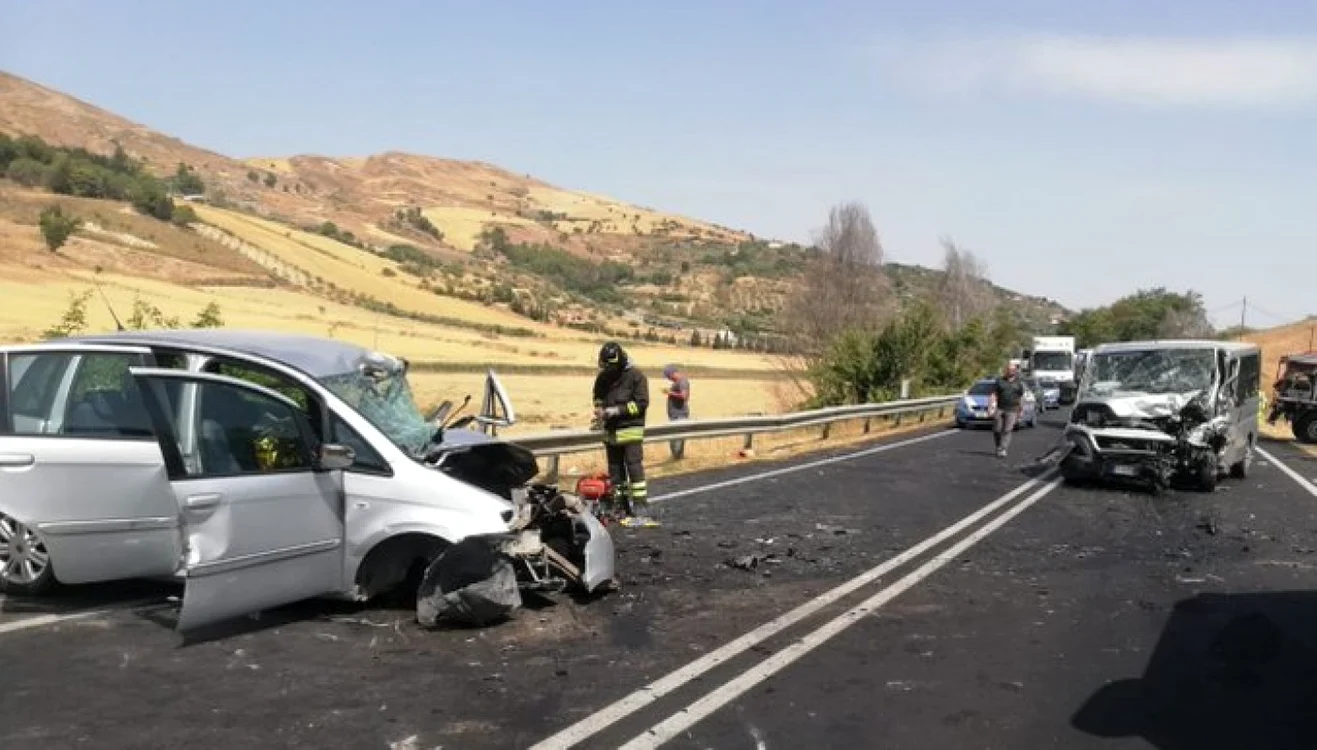 Şoferul microbuzului un bărbat de 51 de ani a fost internat în stare critică Foto: Twitter dedalomultimedia.it