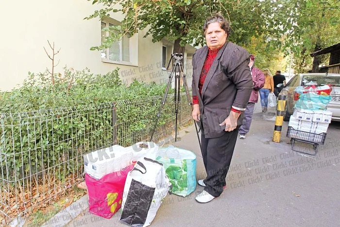 Unii şi-au cărat uleiul, făina şi alte alimente cu taxiul (Fotografii: Server Gheorghe )