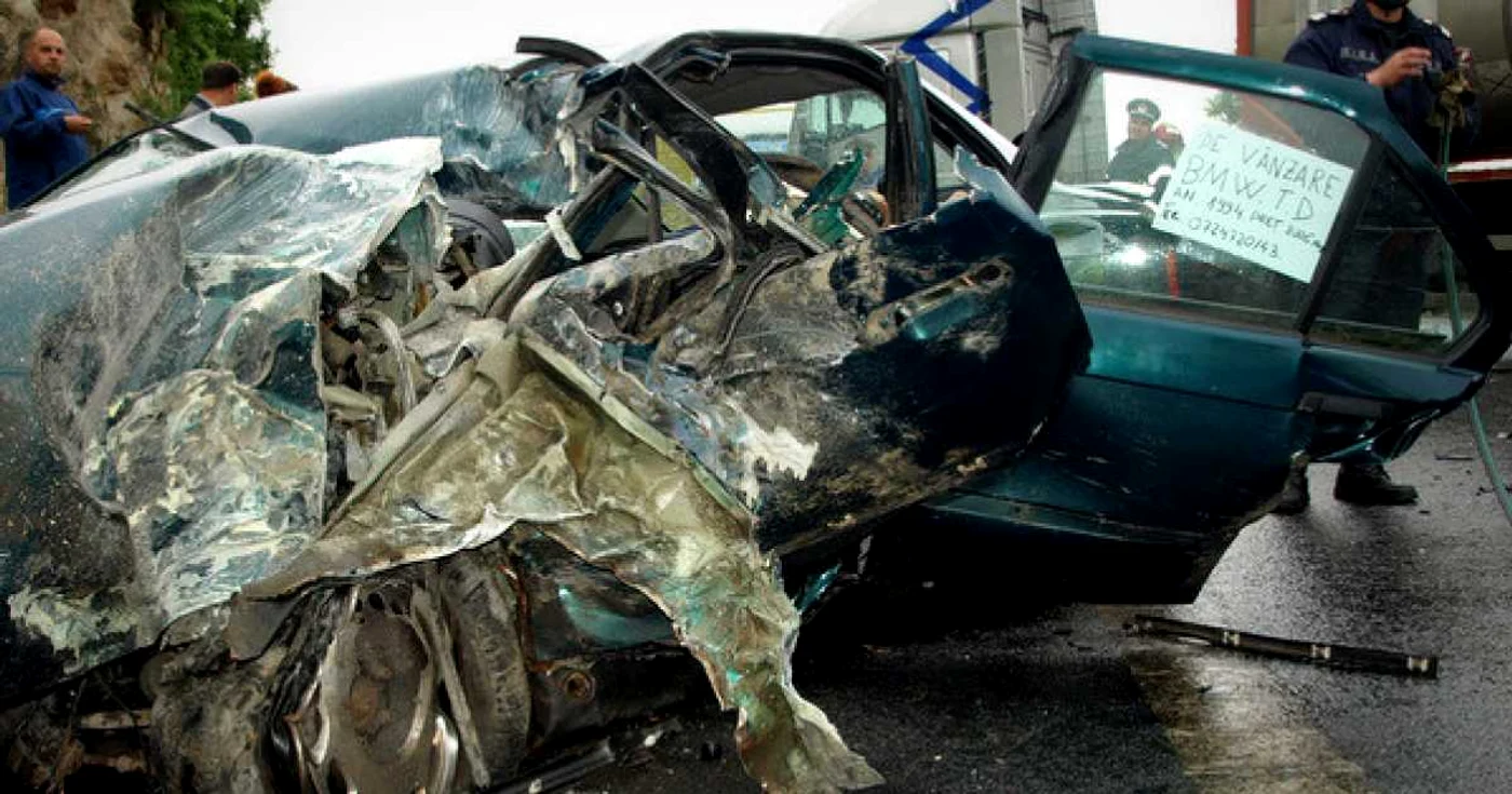 BMW-ul a fost avariat în accident. FOTO: ARHIVĂ.