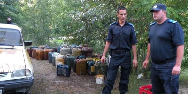 Tânărul apucase să umple mai multe bidoane înainte de a fi prins de jandarmi Foto: arhiva Adevărul