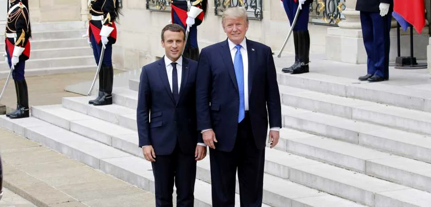 Emmanuel Macron (stânga) şi Donald Trump pe treptele Palatului Elysee FOTO Getty Images