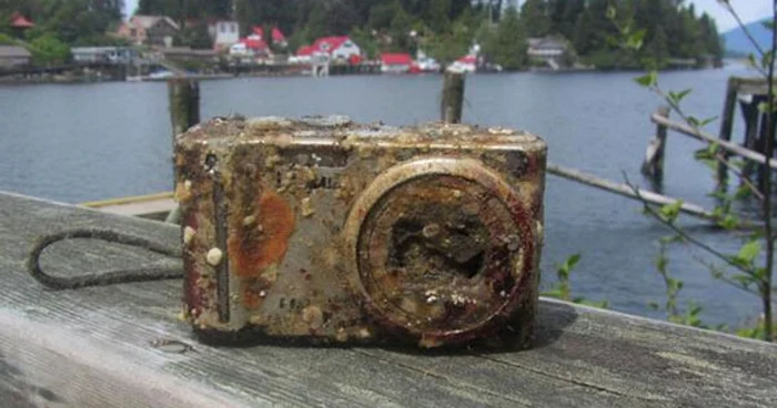 Aparatul de fotografiat găsit după doi ani de la naufragiu. FOTO: Bamfield Marine Sciences Center