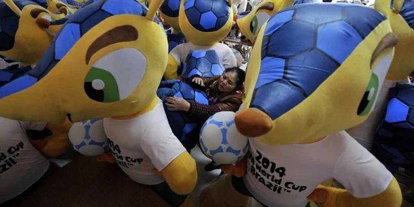 O angajata aranjeaza o papusa numita Fuleco the Armadillo mascota oficiala a cupei mondiale de fotbal FIFA 2014 la o fabrica din Tianchang provincia Anhui China FOTO Reuters