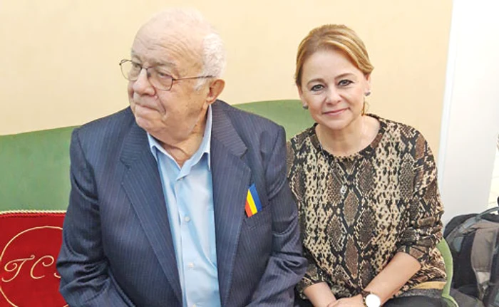 Corina Chiriac lângă unul dintre tablourile lui Constantin Tănase
