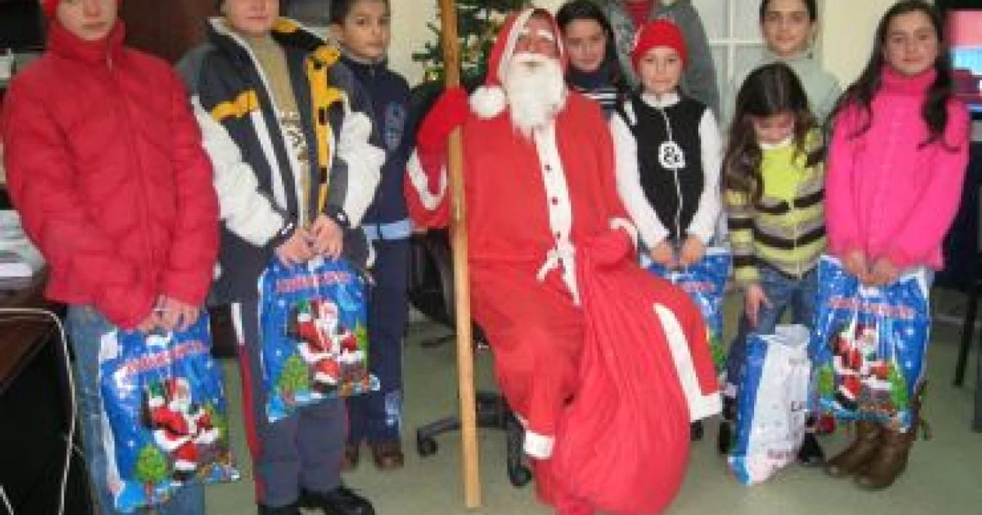 Moș Crăciun alături de copii 