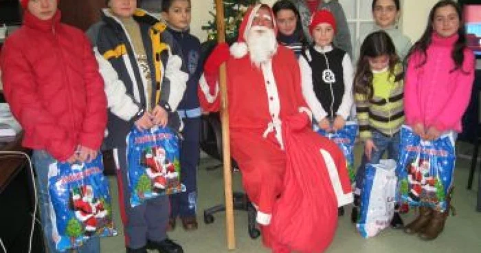 Moș Crăciun alături de copii
