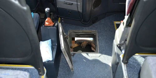 Cetateni straini ascunsi in autocar FOTO Poliţia de Frontieră