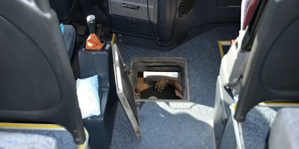 Cetateni straini ascunsi in autocar FOTO Poliţia de Frontieră