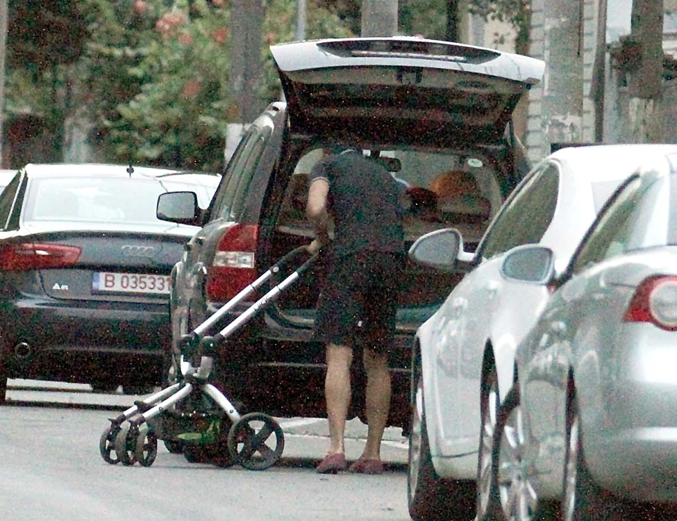 Soţul Oanei a avut grijă să-i pregătească micuţei căruciorul