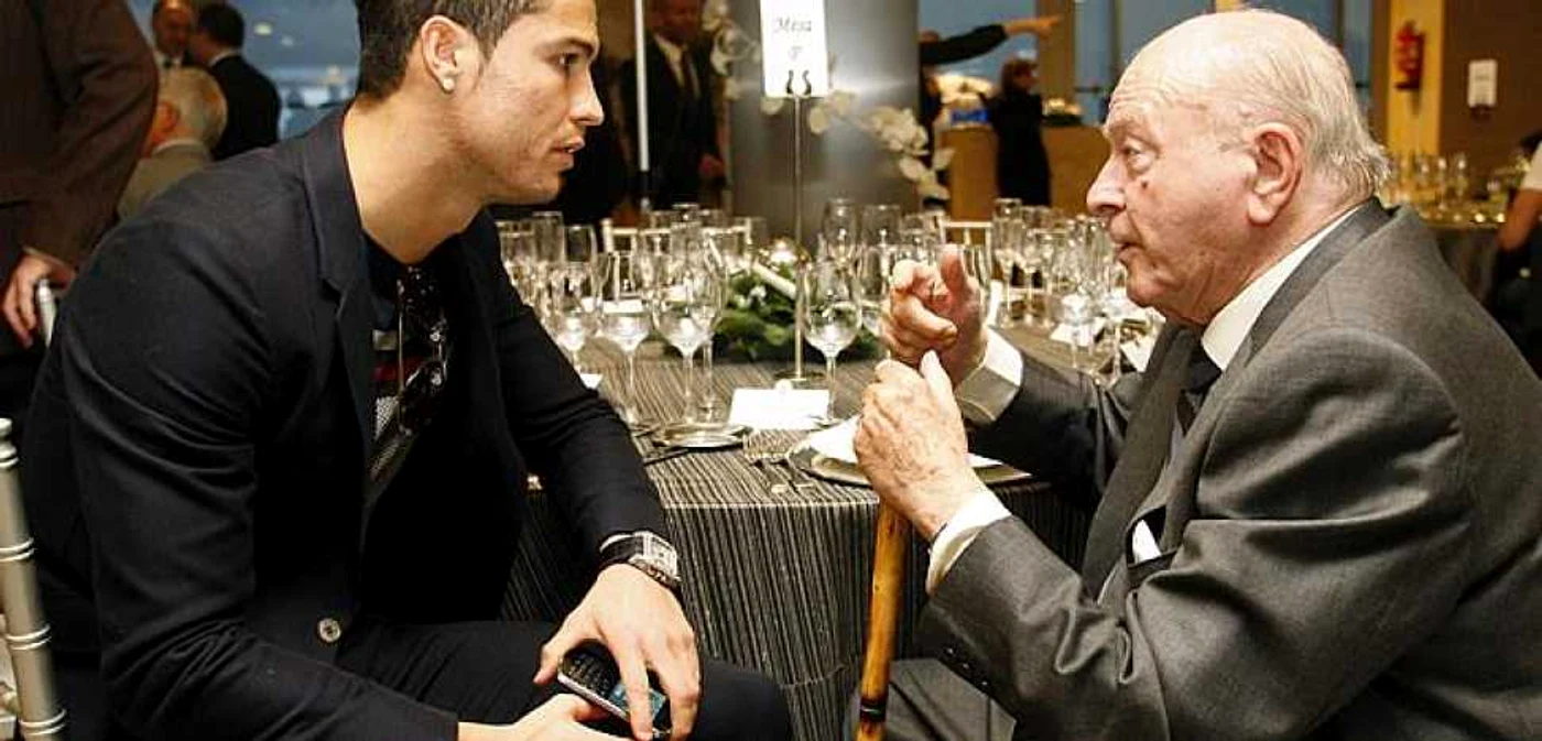Cristiano Rolando, starul contemporan al lui Real Madrid, alături de Alfredo di Stefano, fosta glorie a madrilenilor FOTO As
