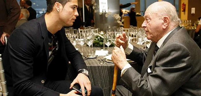 Cristiano Rolando, starul contemporan al lui Real Madrid, alături de Alfredo di Stefano, fosta glorie a madrilenilor FOTO As