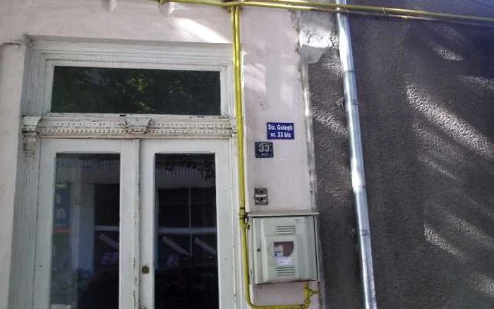 Clădirea de pe Goleşti, unde stau Ştefănescu şi Culea, este impozantă dar veche şi plină de mucegai 