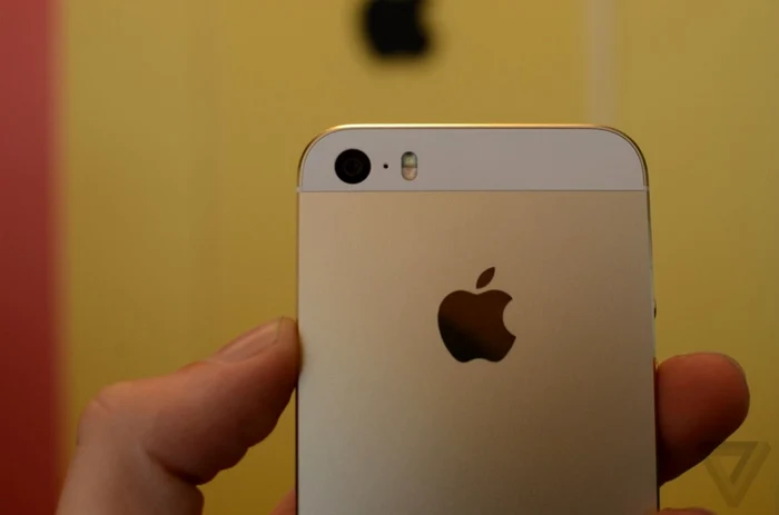 Camera foto de pe iPhone 5s are tot 8 megapixeli, dar câteva mici secrete. FOTO The Verge