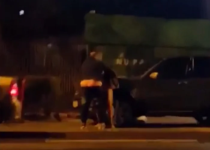 După ce a pus tânărul la pamânt, taximetristul a plecat la bordul unui Chevrolet FOTO Captura video