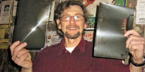 Konstantin Ceabaniuk prezintă  radiografiile care demonstrează că soţia sa, Ala, a fost rănită în Oltenia