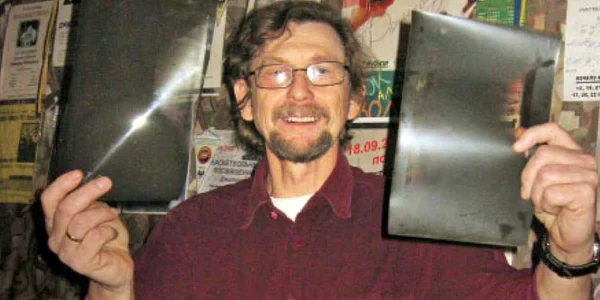 Konstantin Ceabaniuk prezintă  radiografiile care demonstrează că soţia sa, Ala, a fost rănită în Oltenia