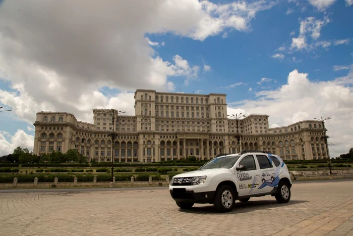 Concursul se va încheia la începutul anului viitor, iar câştigătorul va pleca acasă cu un autoturism Dacia Duster Laureate      FOTO BVB