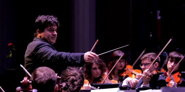 Cristian Mǎcelaru la pupitrul Orchestrei Naţionale Simfonice Kravis Center for the Performing Arts foto Virgil Oprina