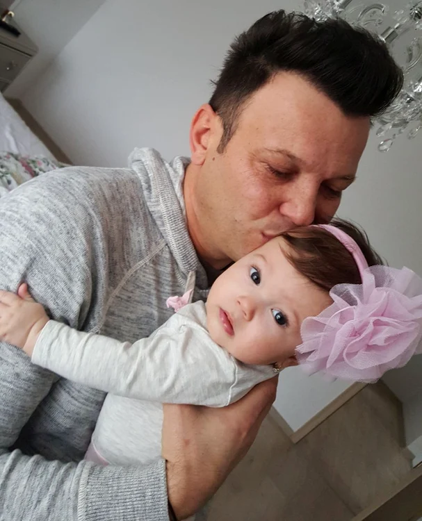 Micuța Nicole este copleșită de iubirea părinților săi