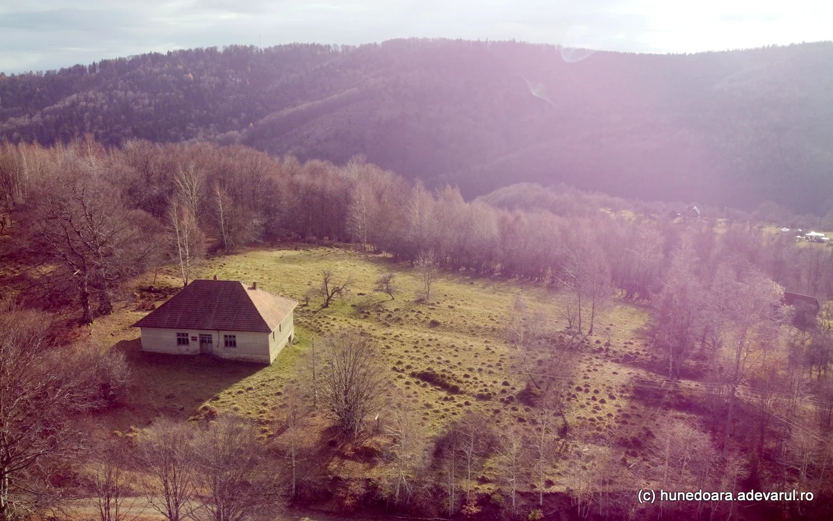 Școala din Vadu Dobrii a rămas pustie de peste două decenii. Foto: Daniel Guță