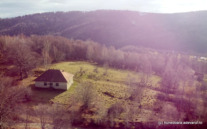 Școala din Vadu Dobrii a rămas pustie de peste două decenii. Foto: Daniel Guță