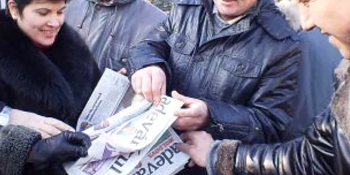 "Adevărul" s-a dat ca pâinea caldă în centrul capitalei