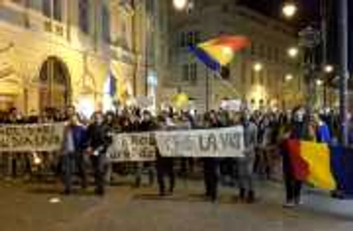 Manifestaţie de protest la Sibiu, între cele două tururi ale alegerilor prezidenţiale din România, în susţinerea dreptului la vot al românilor din diaspora. FOTO: romaniacurata.ro