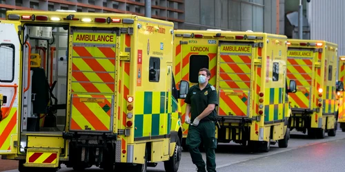 skynews paramedic london ambulance 5981791 jpg