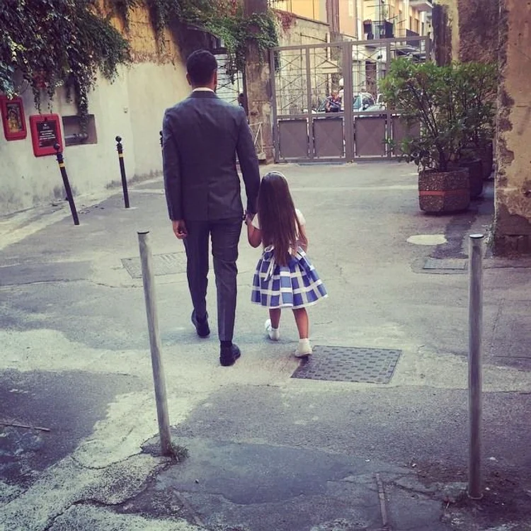 Fetița Antoniei se află alături de tatăl ei în Italia.