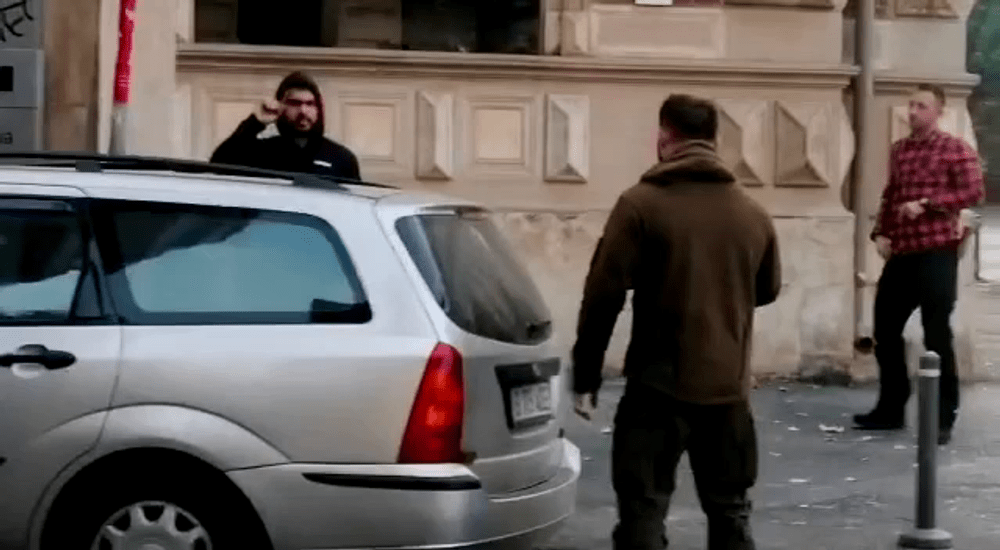 Un bărbat a amenințat doi polițiști cu un cuțit, pe Calea Victoriei VIDEO