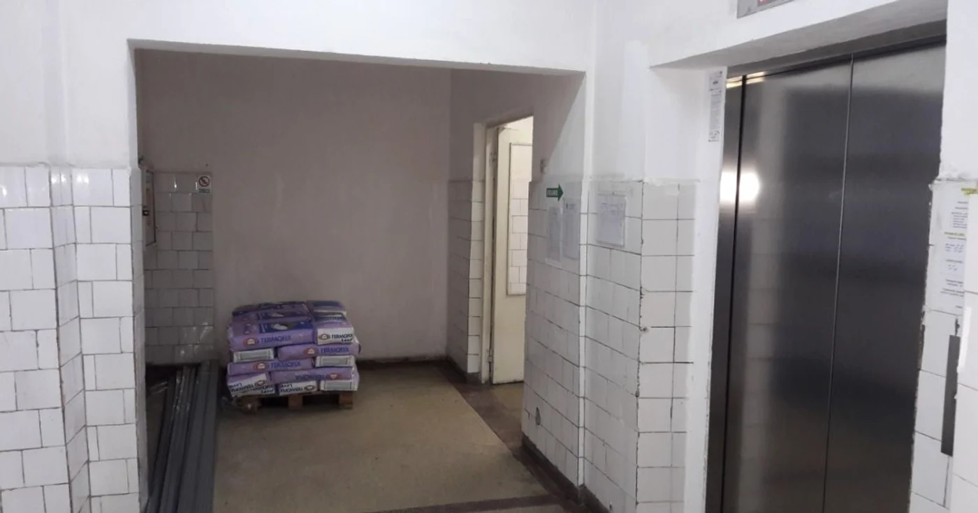 Liftul nou a fost folosit constant de muncitori pentru a-şi căra materialele, iar altele sunt gata de transport FOTO: Alina Mitran