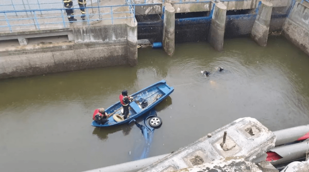 Un autoturism în care se aflau doi bărbați a căzut în lacul Floreasca din Capitală FOTO