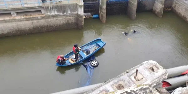 O mașină a căzut în lacul Floreasca  FOTO ISU jpg