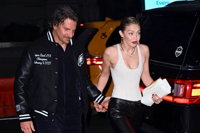 Bradley Cooper și Gigi Hadid vineri seara, 25 aprilie, intrând în Le Chalet. FOTO: X/@socialitelife
