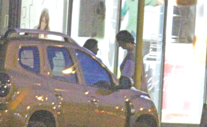 2018. Andreea Marin a lăsat capul în pământ când a trecut pe lângă sărmana femeie