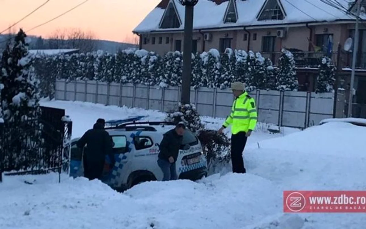 Maşina Poliţiei Locale, în şanţ FOTO: Ziarul de Bacău