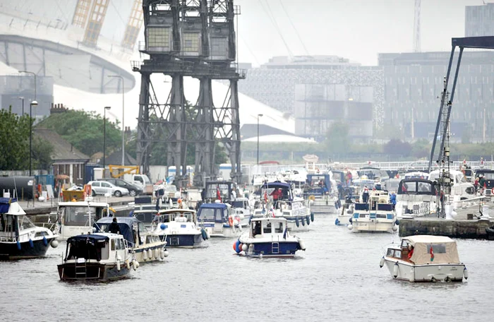 O mie de bărcuţe şi vaporaşe au  însoţit nava regală