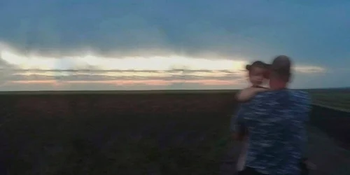 Fetiţă salvata de un politist de frontiera si un jandarm FOTO Garda de Coasta