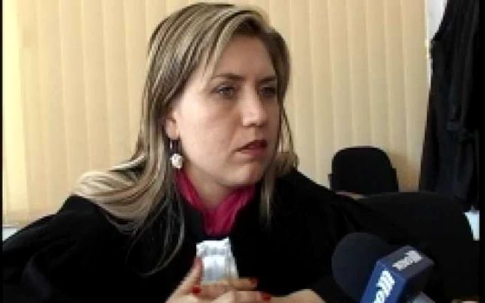 Avocata Andreea Navrotescu l-a dat în judecată, împreună cu soţul ei, pe notarul care a perfectat două tranzacţii păguboase