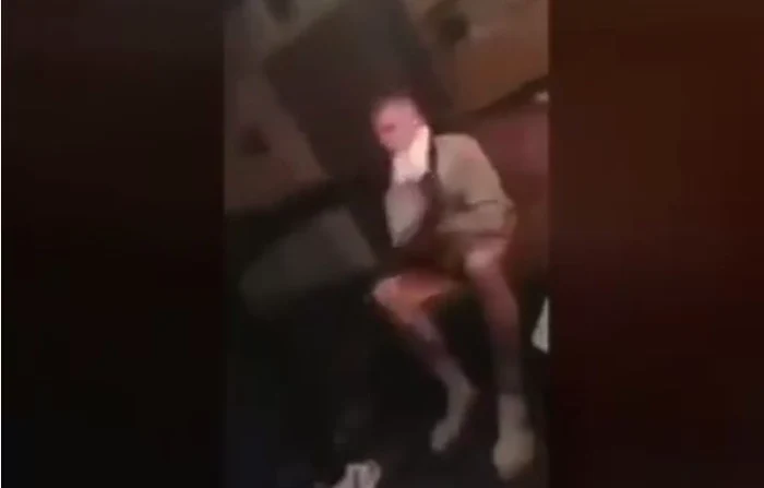 Bătrânul încasează o serie de lovituri foarte puterniceFoto Facebook