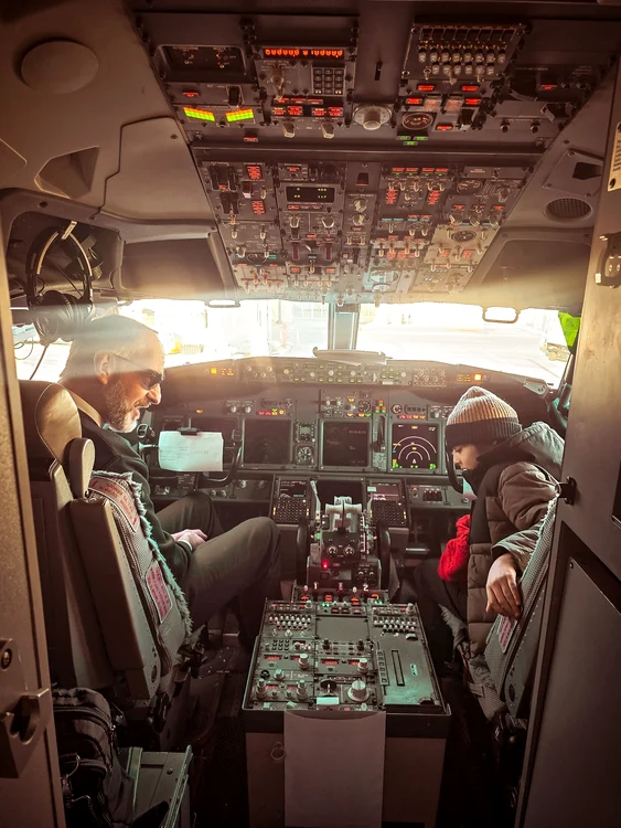 Copiii Danei Rogoz au fost invitați în cockpit de către pilotul avionului / Foto: Facebook