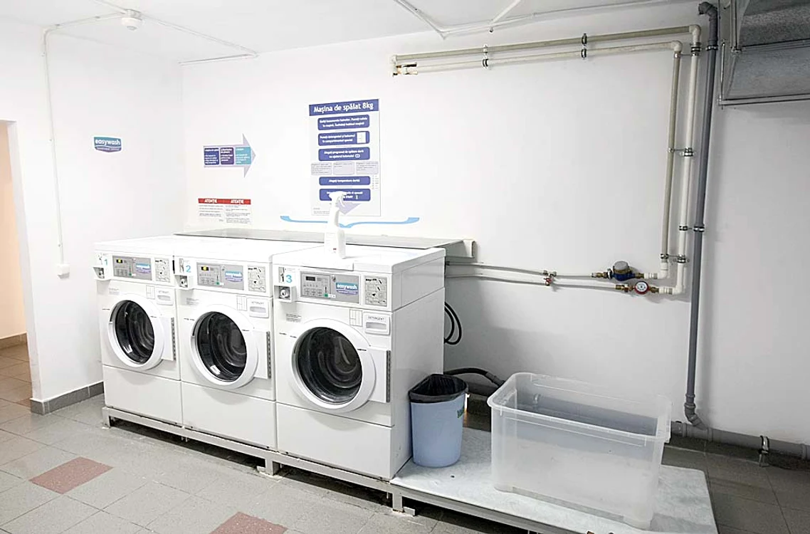 La subsolul clădirii găsim o spălătorie ecologică